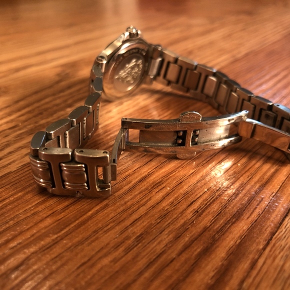 Authentic Ladies Gucci 9040L Watch - Picture 3 of 5